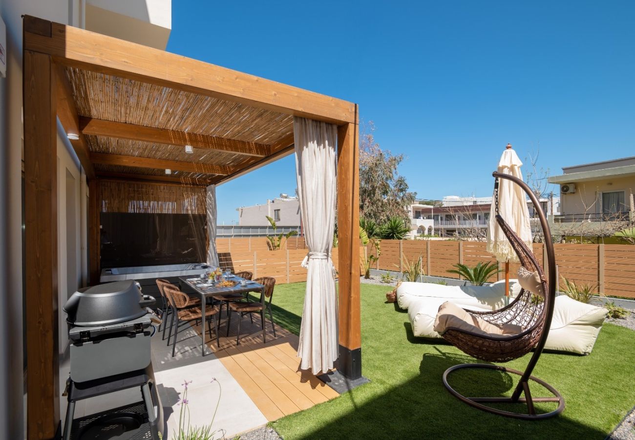 Apartment in Rethymno Town - 50m to Beach: 2 Suites, Hot Tubs & Parking