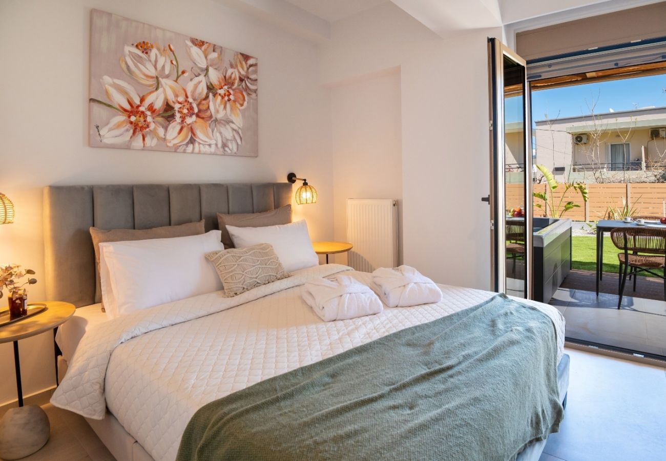 Apartment in Rethymno Town - 50m to Beach: 2 Suites, Hot Tubs & Parking