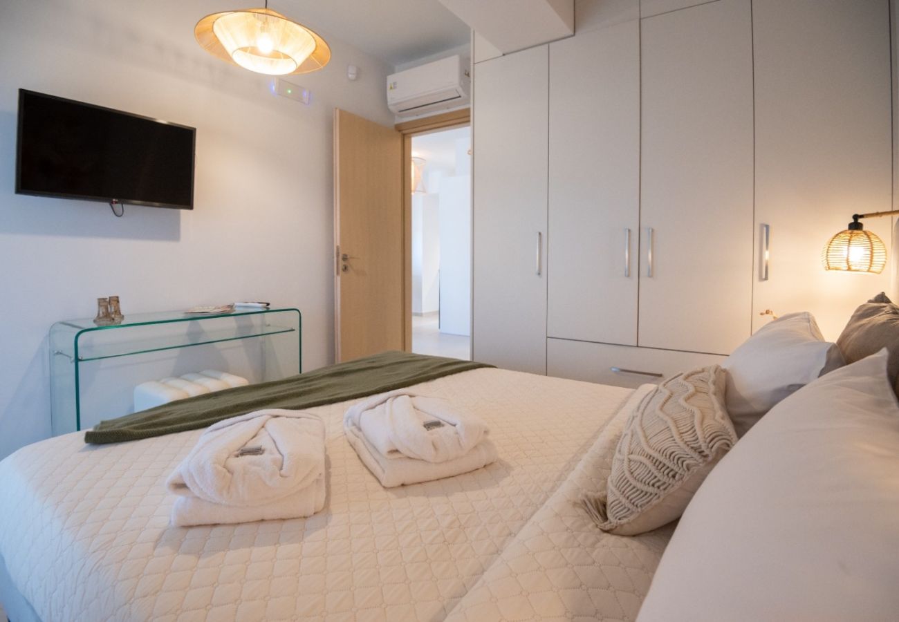 Apartment in Rethymno Town - 50m to Beach: 2 Suites, Hot Tubs & Parking