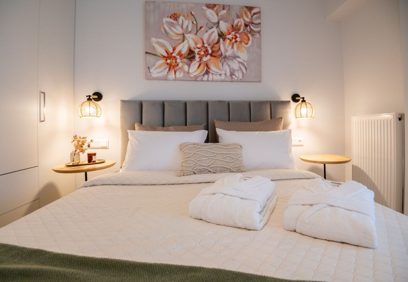 Apartment in Rethymno Town - 50m to Beach: 2 Suites, Hot Tubs & Parking