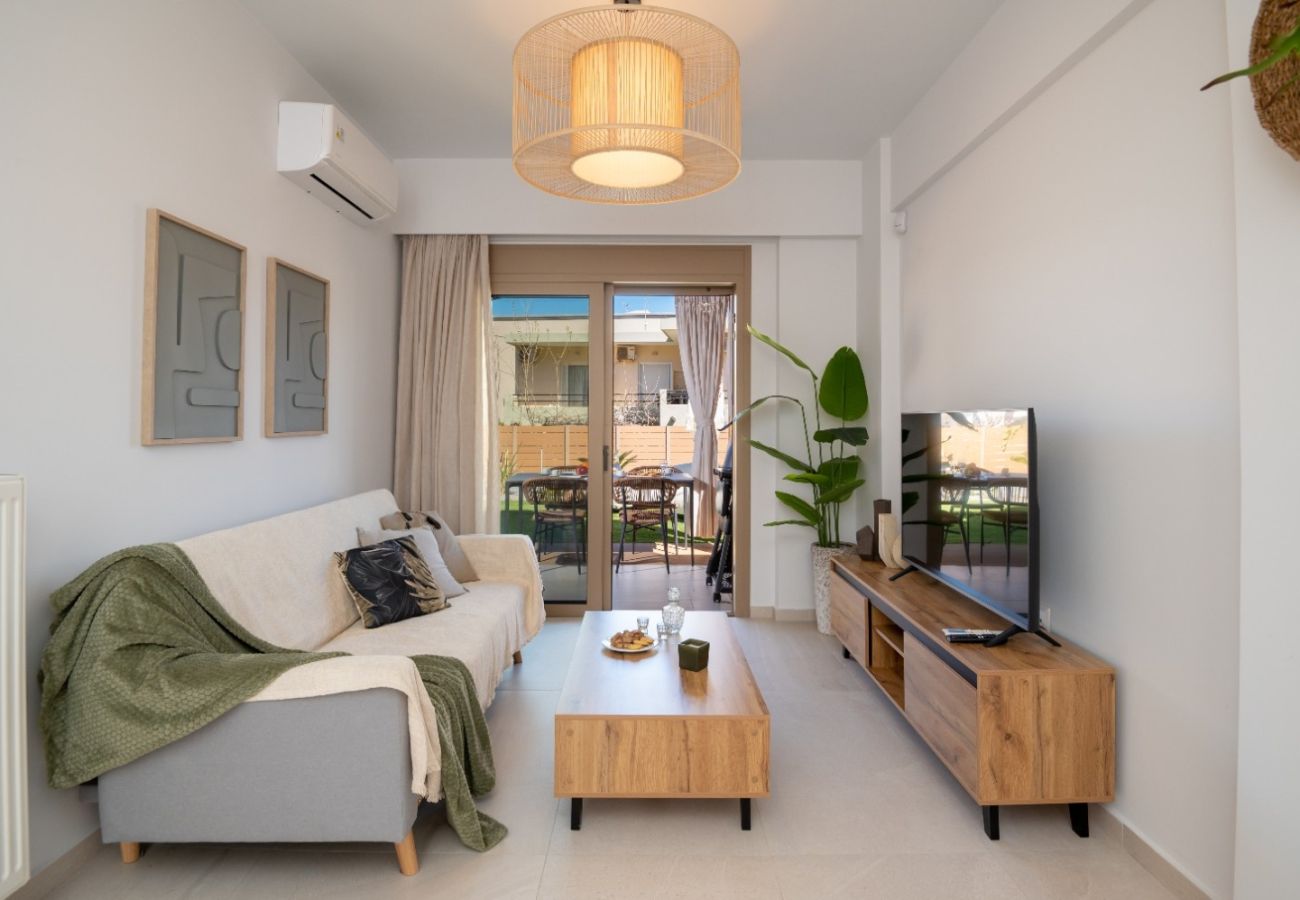 Apartment in Rethymno Town - 50m to Beach: 2 Suites, Hot Tubs & Parking