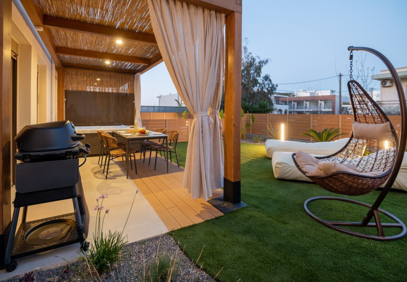 Apartment in Rethymno Town - 50m to Beach: 2 Suites, Hot Tubs & Parking