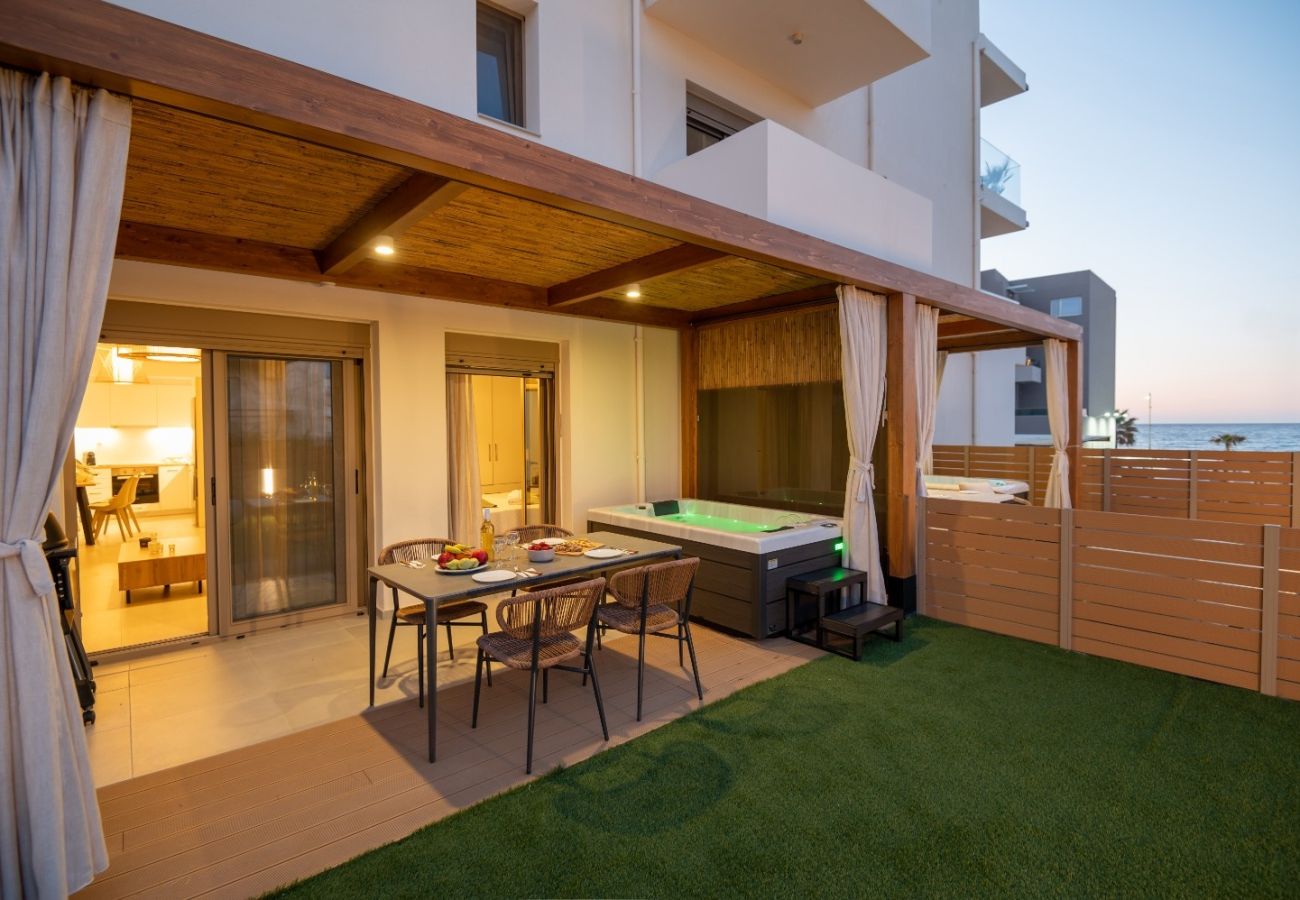 Apartment in Rethymno Town - 50m to Beach: 2 Suites, Hot Tubs & Parking