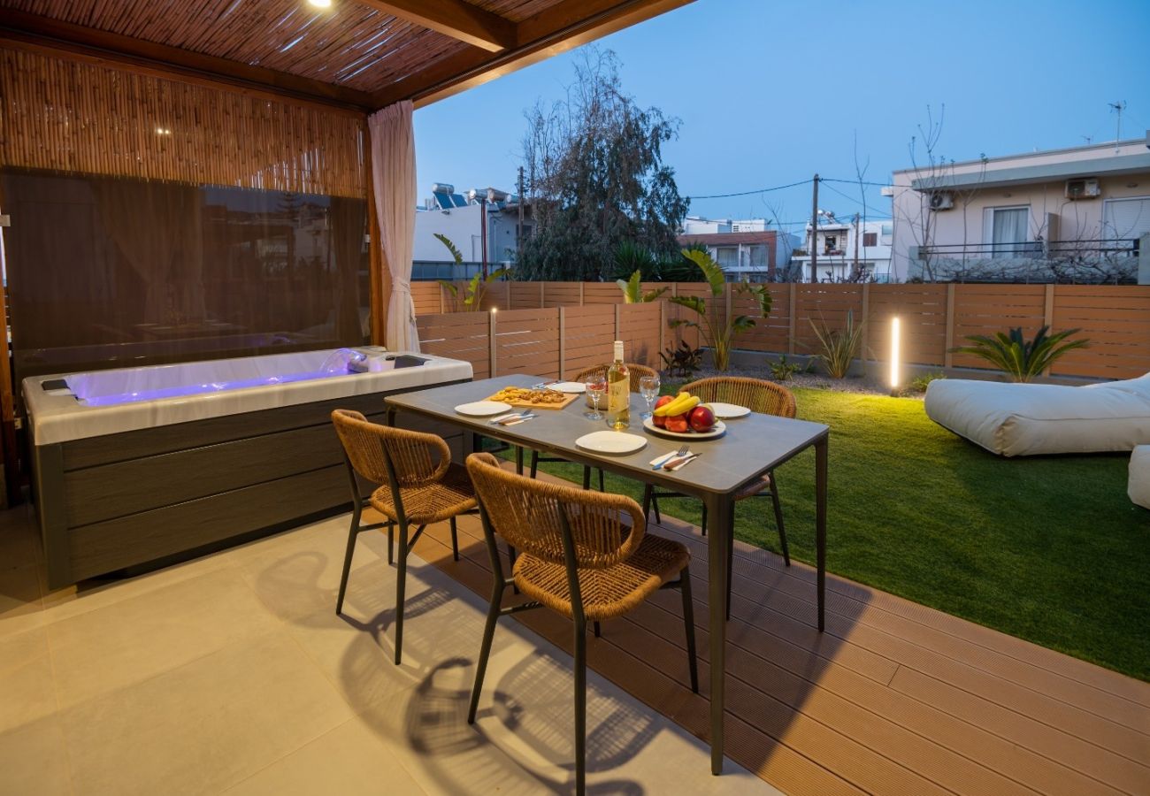 Apartment in Rethymno Town - 50m to Beach: 2 Suites, Hot Tubs & Parking