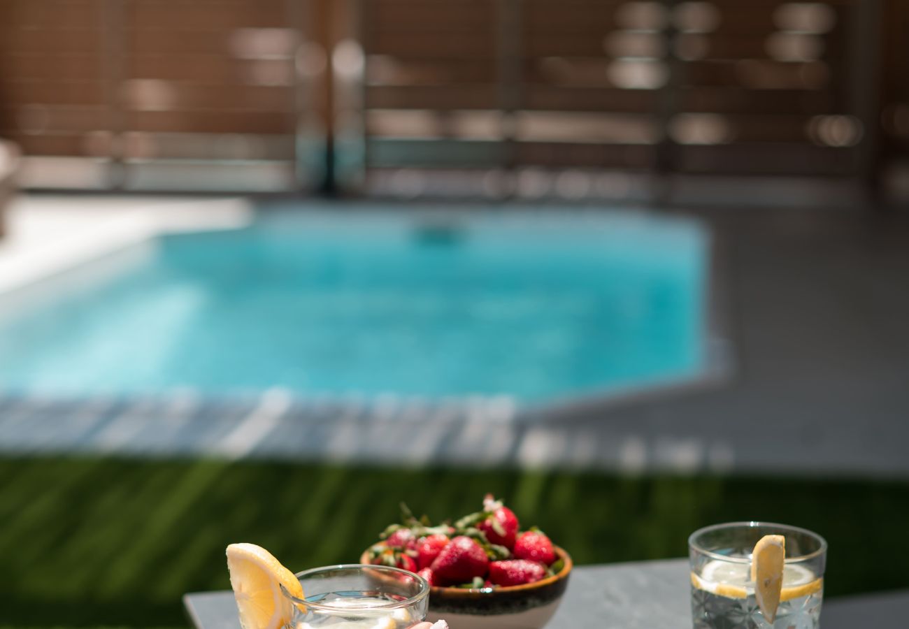 Studio in Rethymno Town - Premium Beachfront Suite with Heated Mini Pool and Private Parking