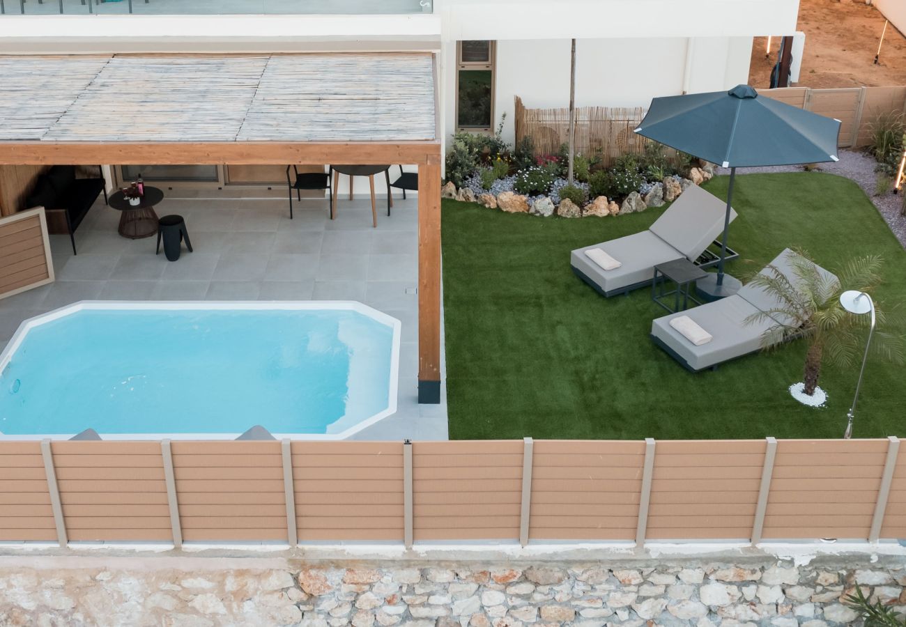 Studio in Rethymno Town - Premium Beachfront Suite with Heated Mini Pool and Private Parking