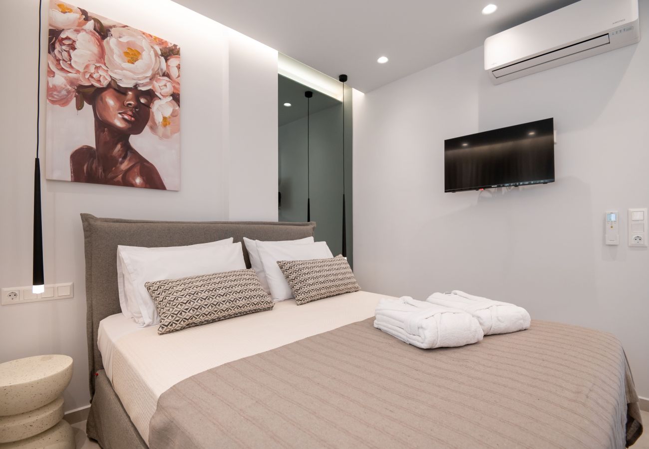 Studio in Rethymno Town - Premium Beachfront Suite with Heated Mini Pool and Private Parking