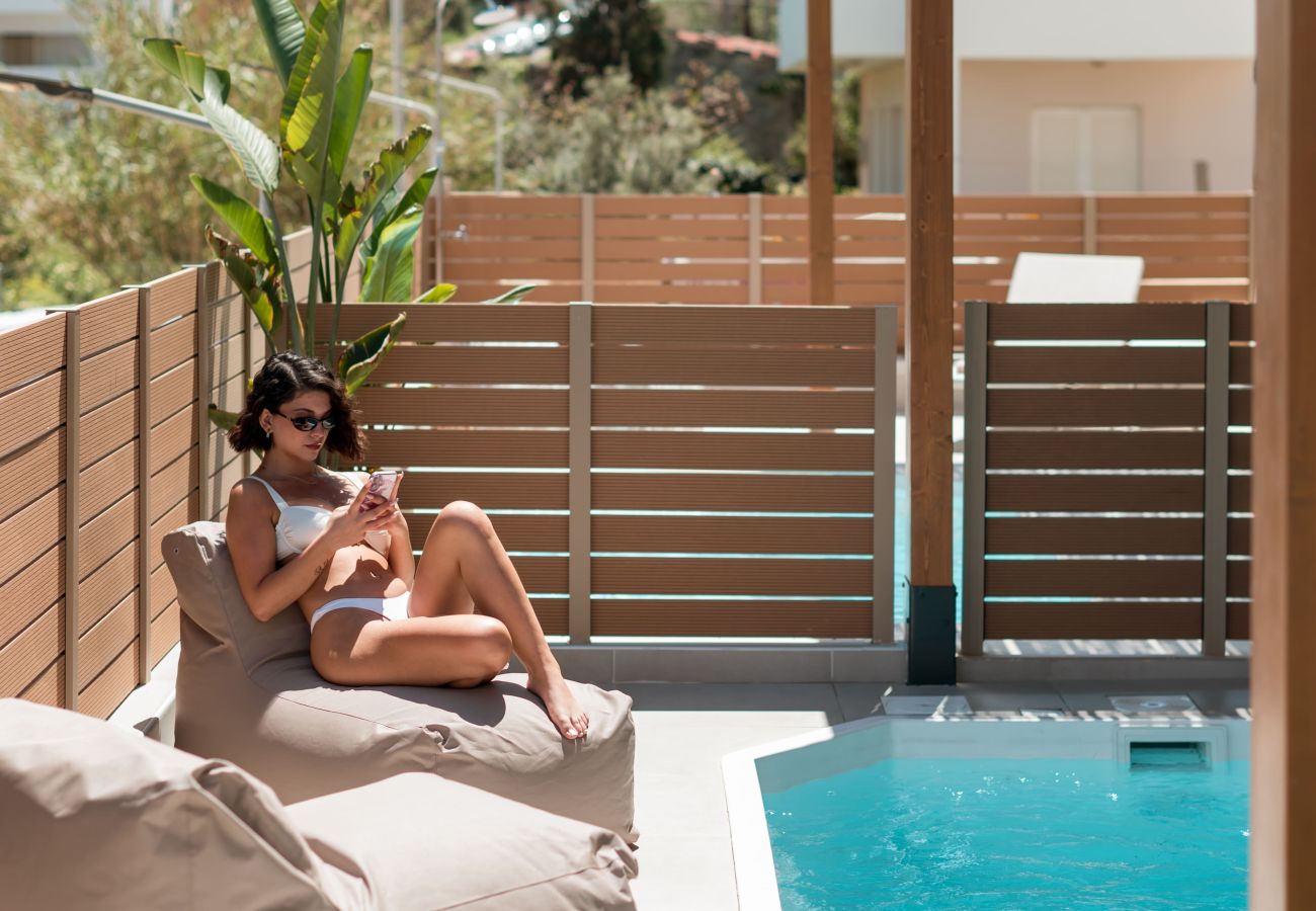 Studio in Rethymno Town - Premium Beachfront Suite with Heated Mini Pool and Private Parking