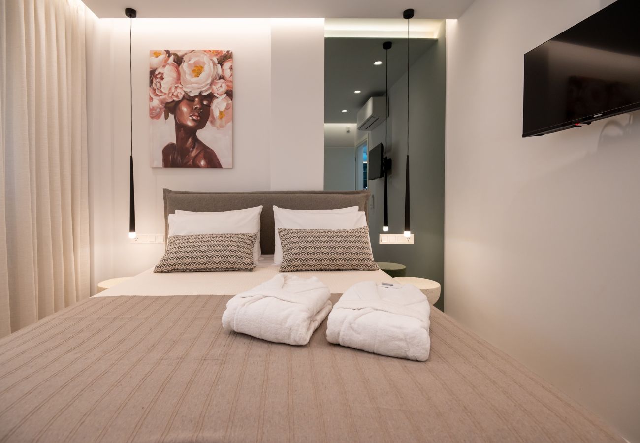 Studio in Rethymno Town - Premium Beachfront Suite with Heated Mini Pool and Private Parking