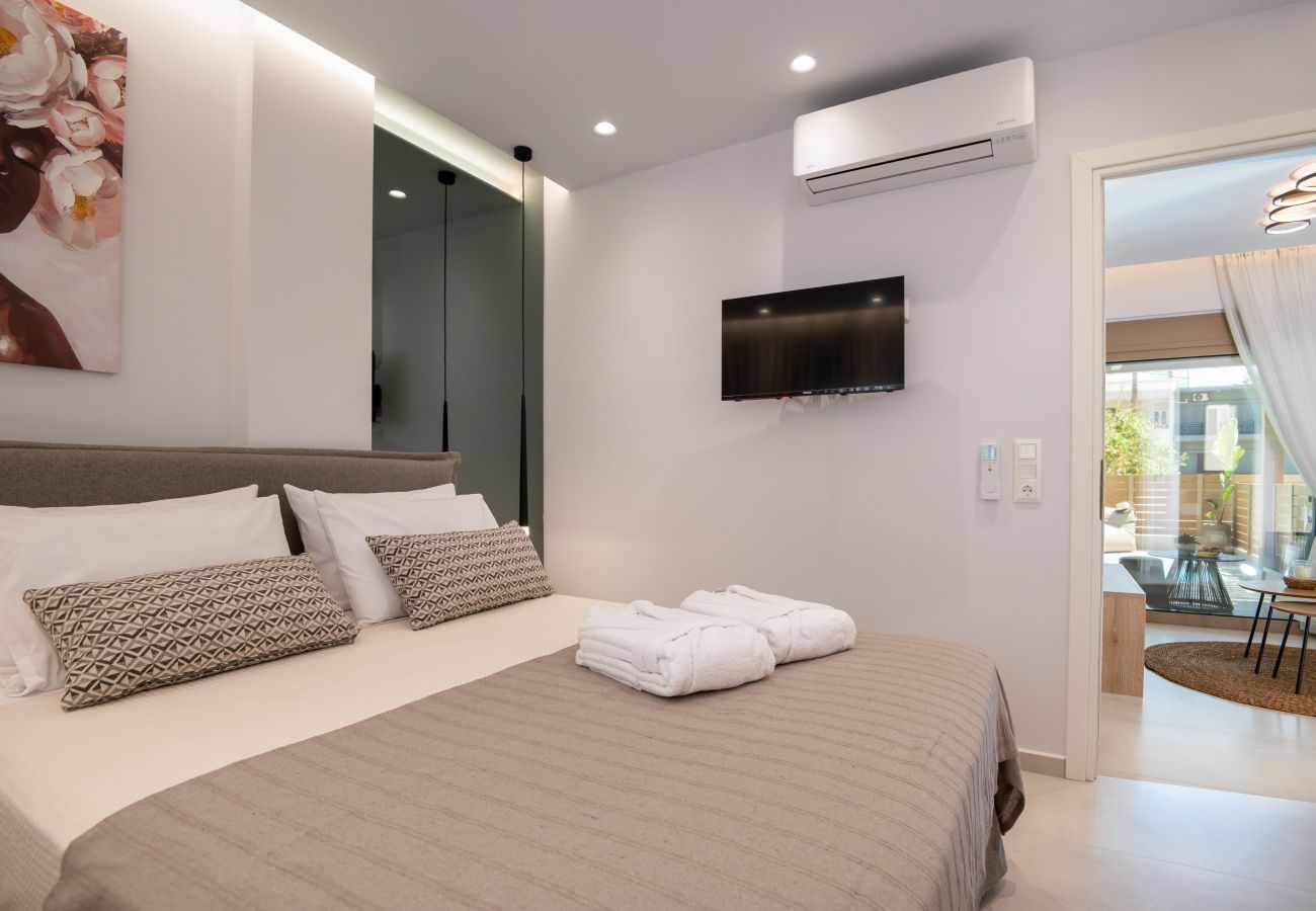 Studio in Rethymno Town - Premium Beachfront Suite with Heated Mini Pool and Private Parking