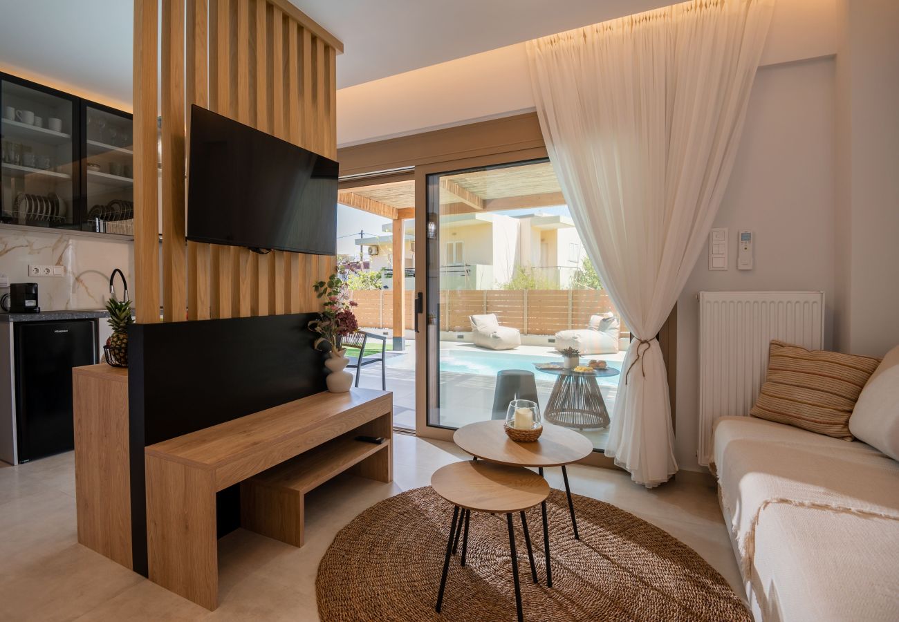 Studio in Rethymno Town - Premium Beachfront Suite with Heated Mini Pool and Private Parking