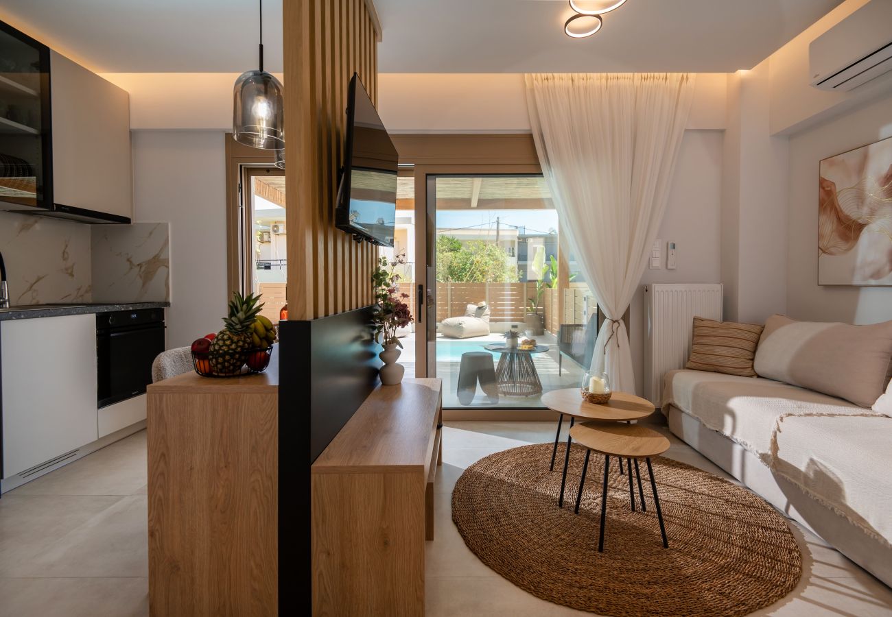 Studio in Rethymno Town - Premium Beachfront Suite with Heated Mini Pool and Private Parking